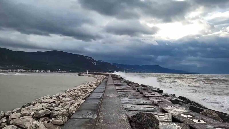 Kastamonu’da dalgalar sahili dövdü, tekneler limana sığındı