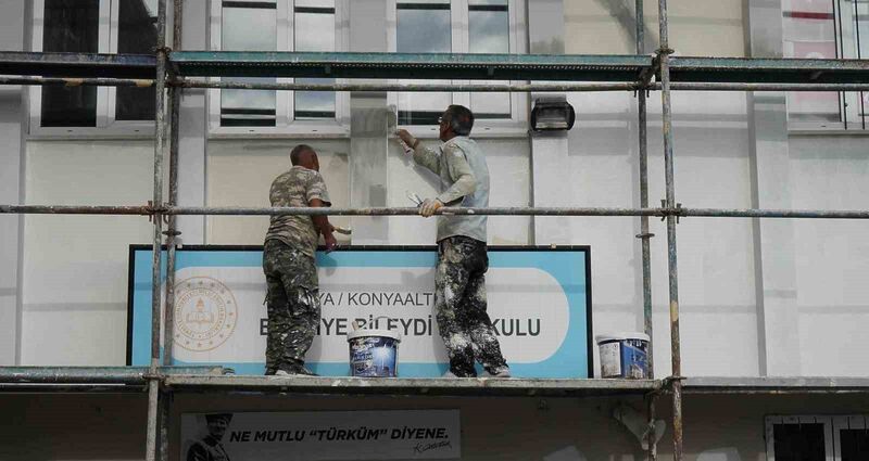 Konyaaltı’nda okullar boyanıyor