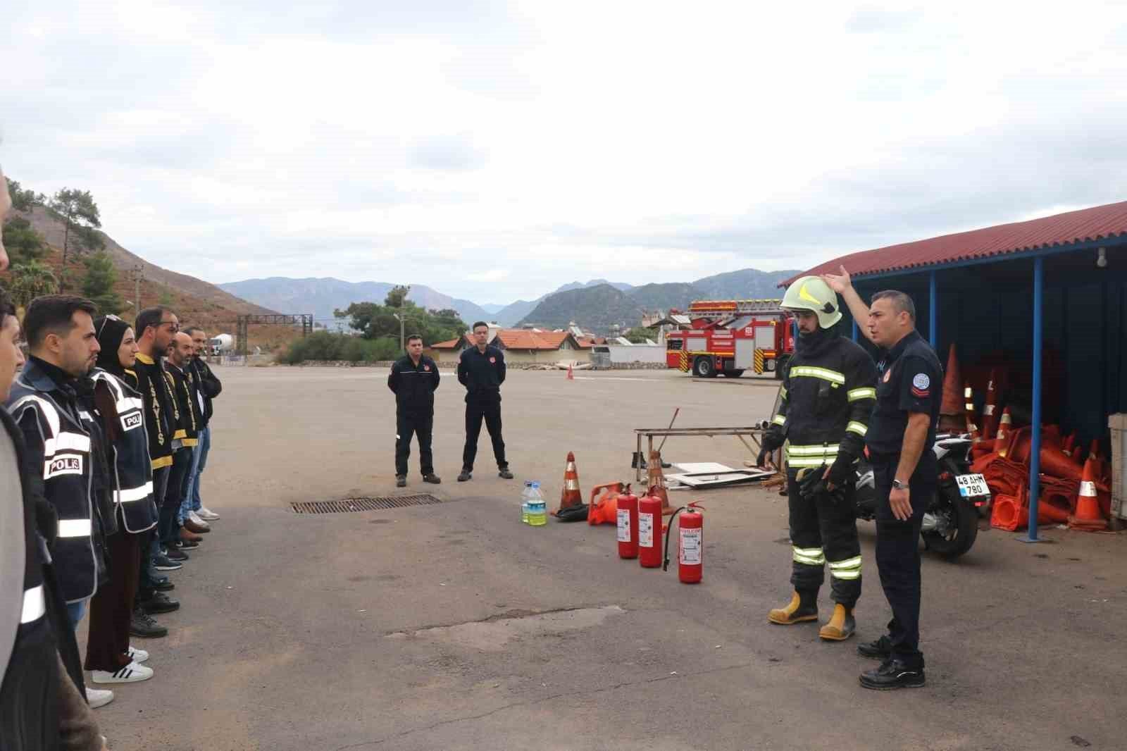 Marmaris’te itfaiyeden polise yangın eğitimi