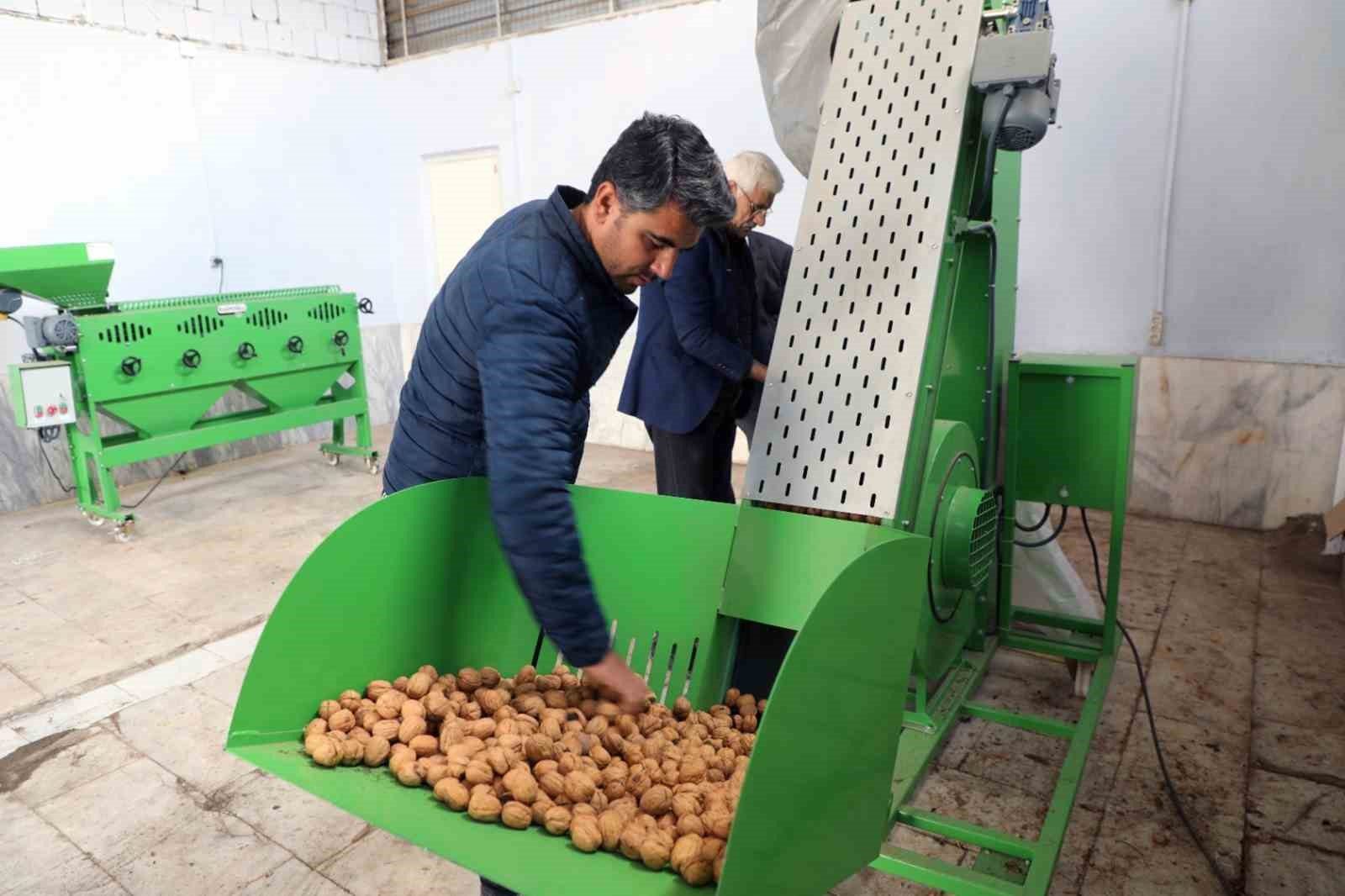 Muğla Büyükşehir’den Ceviz üreticisine ekipman desteği