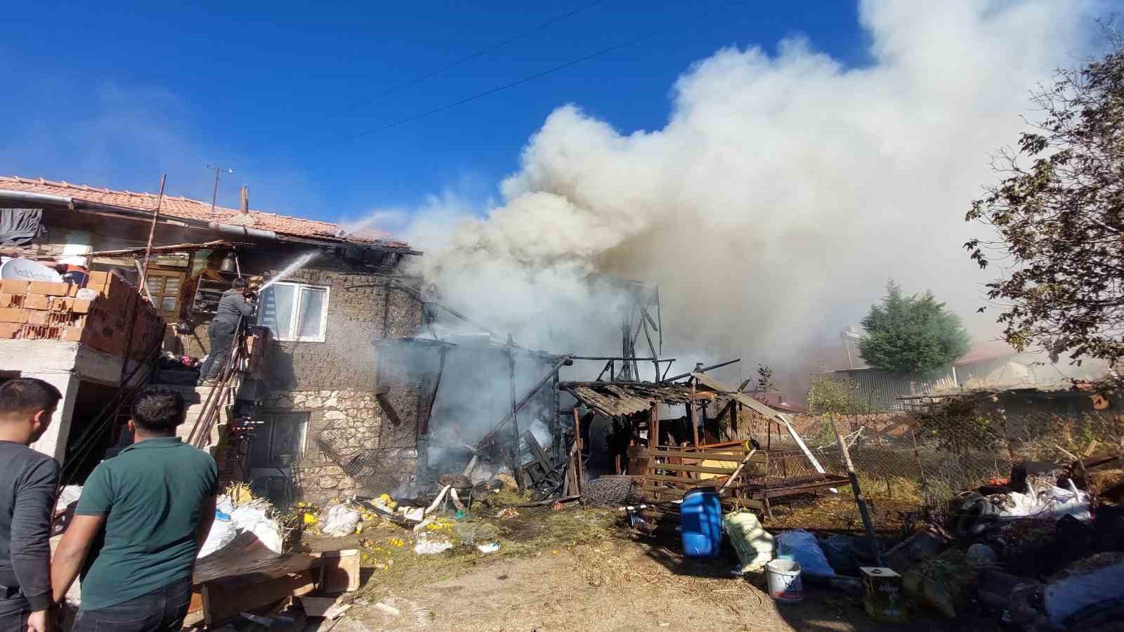 Ocaktan çıkan yangın evi kullanılamaz hale getirdi