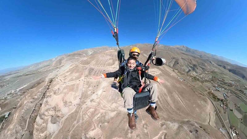 Özel çocukların adrenalin dolu yamaç paraşütü deneyimi