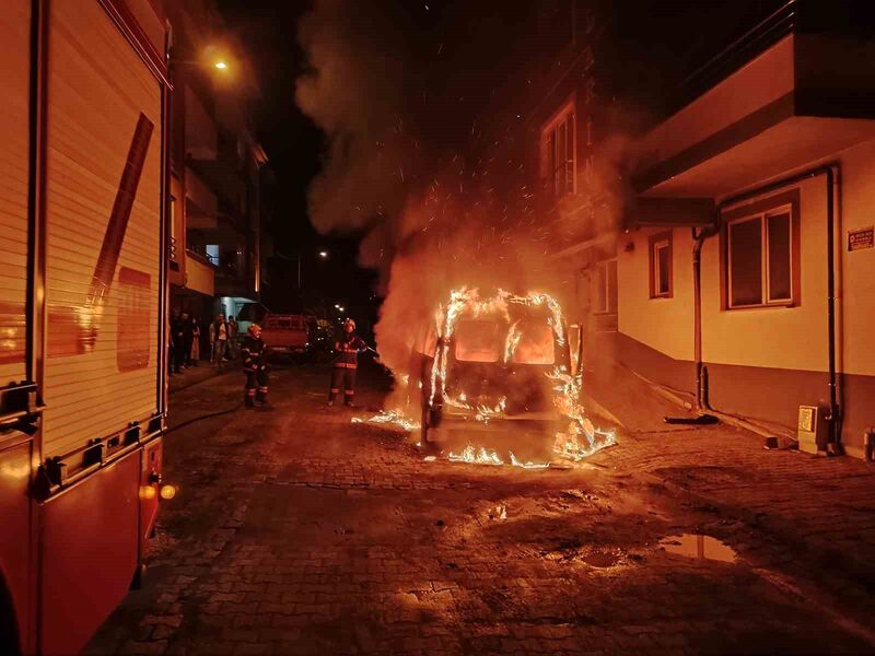 Park halindeki minibüs alev topuna döndü