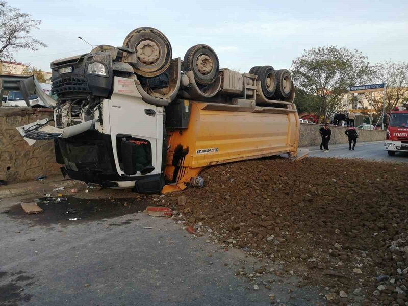 Pendik’te hafriyat kamyonu bariyerleri aşıp yola devrildi: 1 yaralı