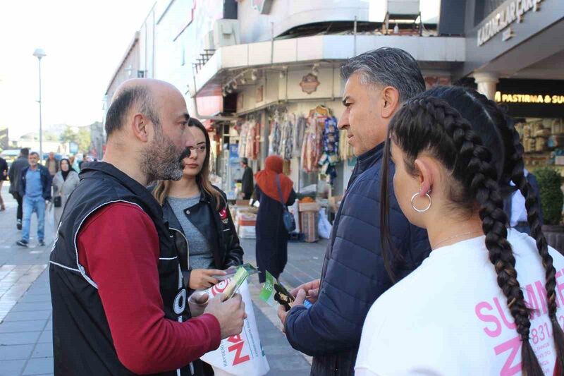 Polis ekiplerinden vatandaşa uyuşturucu bilgilendirmesi