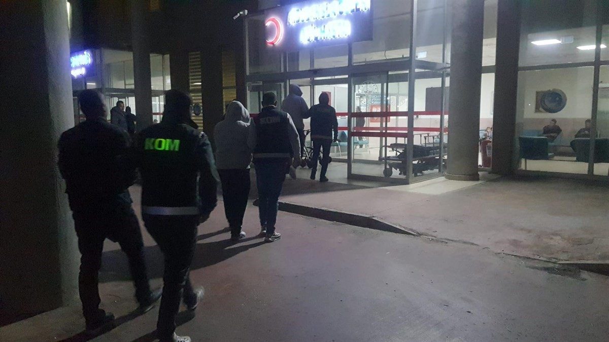 Polis operasyonunda 18 düzensiz göçmen ve 3 organizatör yakalandı