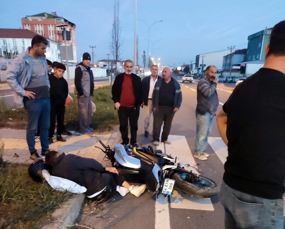 Refüjden geçen kamyonla motosiklet çarpıştı: 1 ağır yaralı