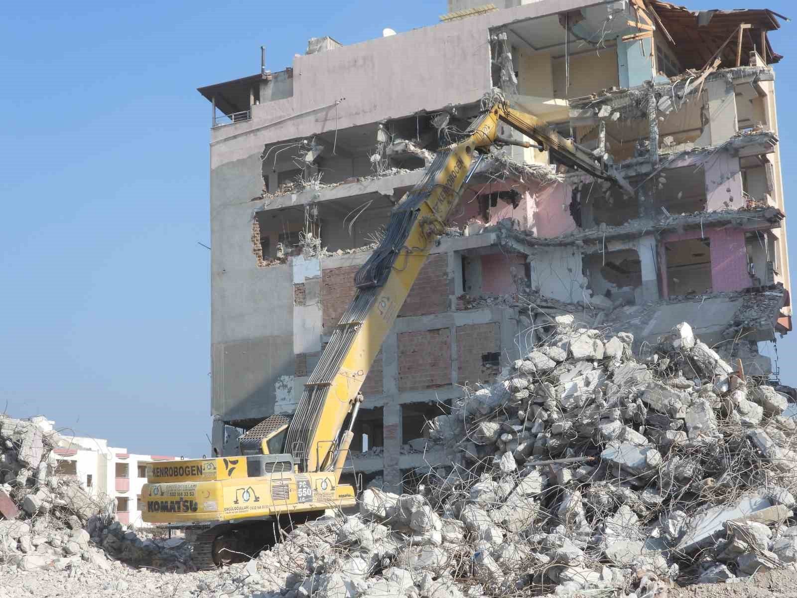 Samandağ’da depremden etkilenen binalar kontrollü olarak yıkılıyor