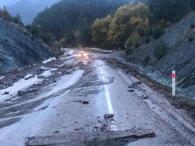 Şiddetli yağış heyelana neden oldu, yollar kapandı