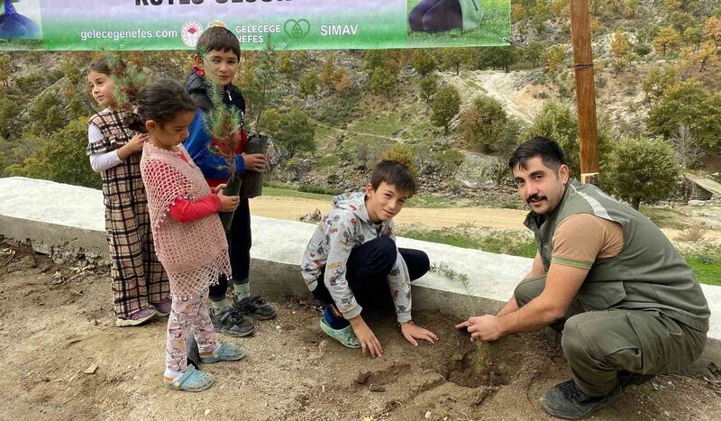 Simav’da okul ve cami bahçesine fidan dikimi