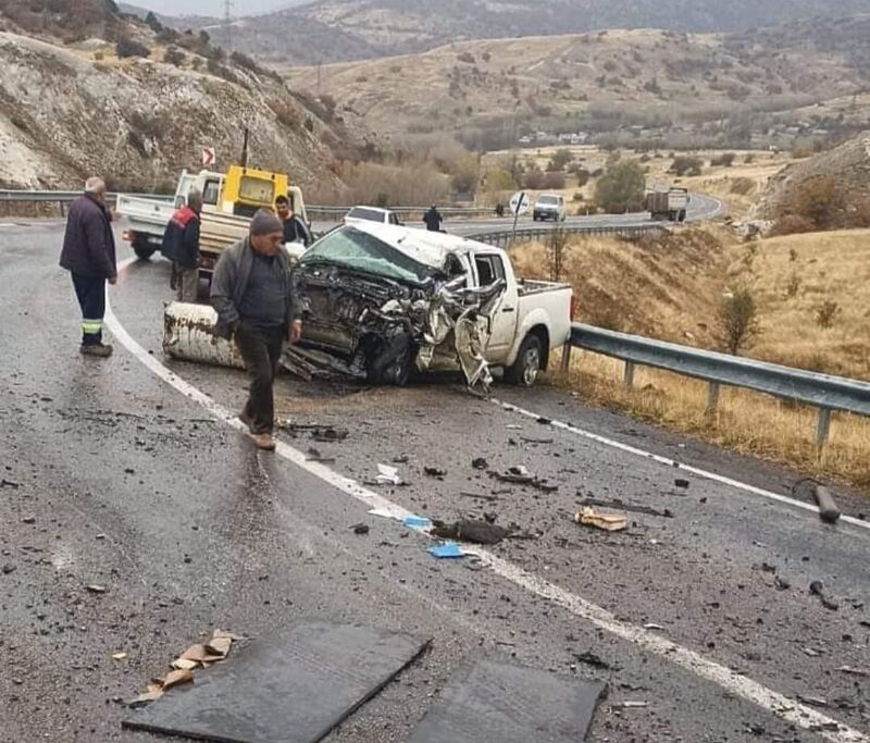 Sivas’ta pikap ile tır çarpıştı: 1’i ağır 2 yaralı