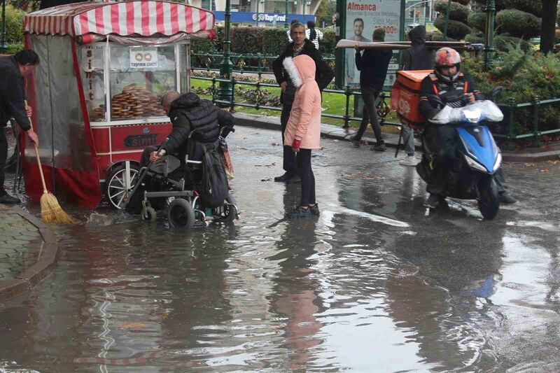 Su içinde kalan engelli vatandaşa ait simit arabasını kurtarmak için yardıma koştular