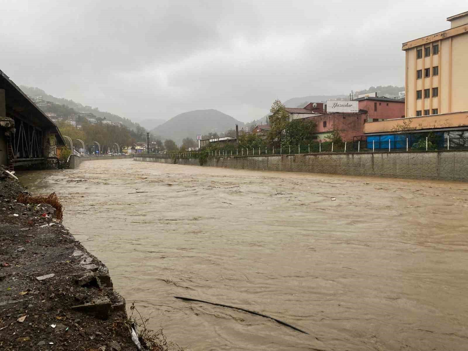 Taşma noktasına gelen derelerin kenarına araç park etmek yasaklandı