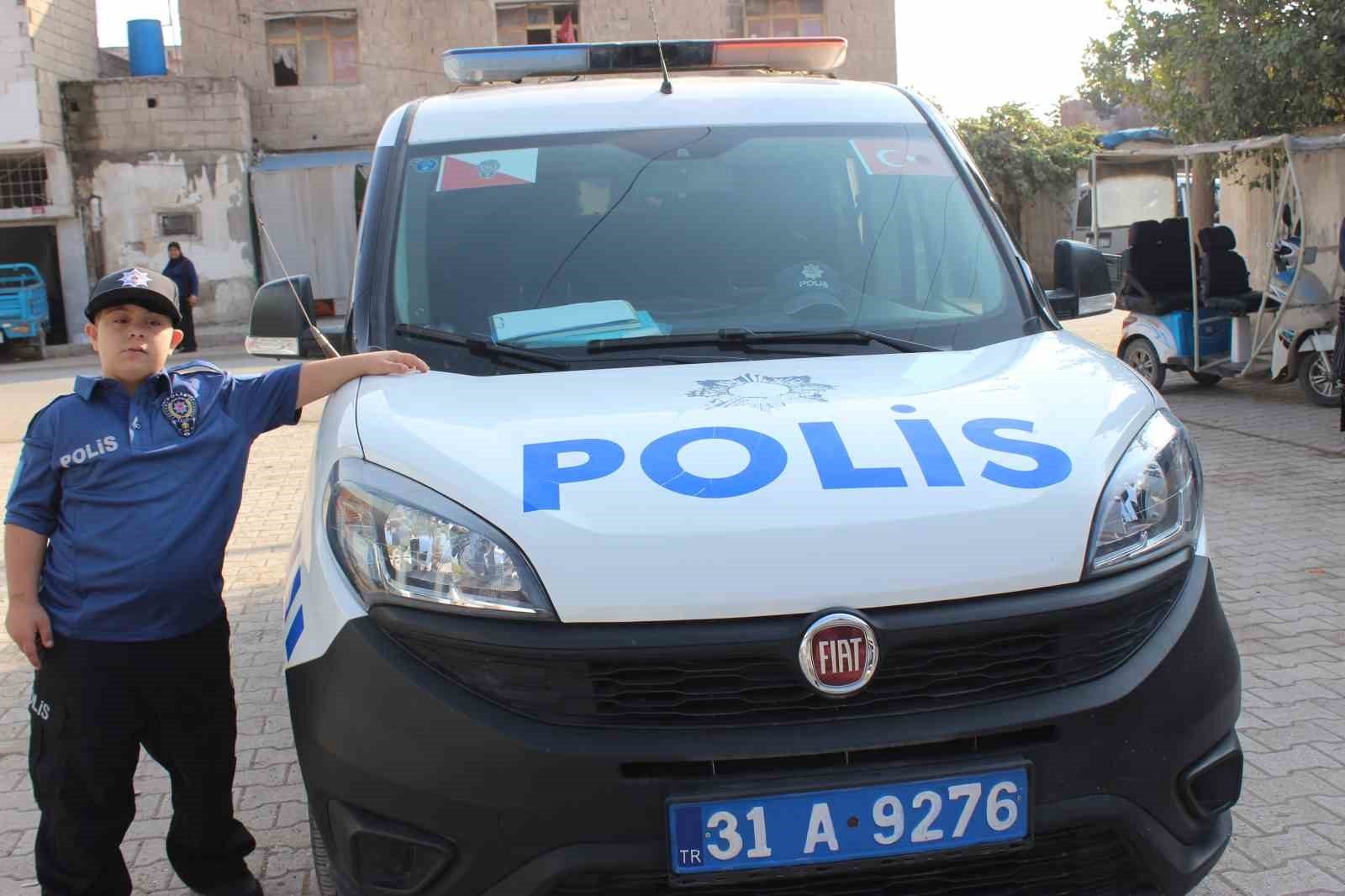 Telsizi eline alan down sendromlu Mehmet, bir günlüğüne polis oldu