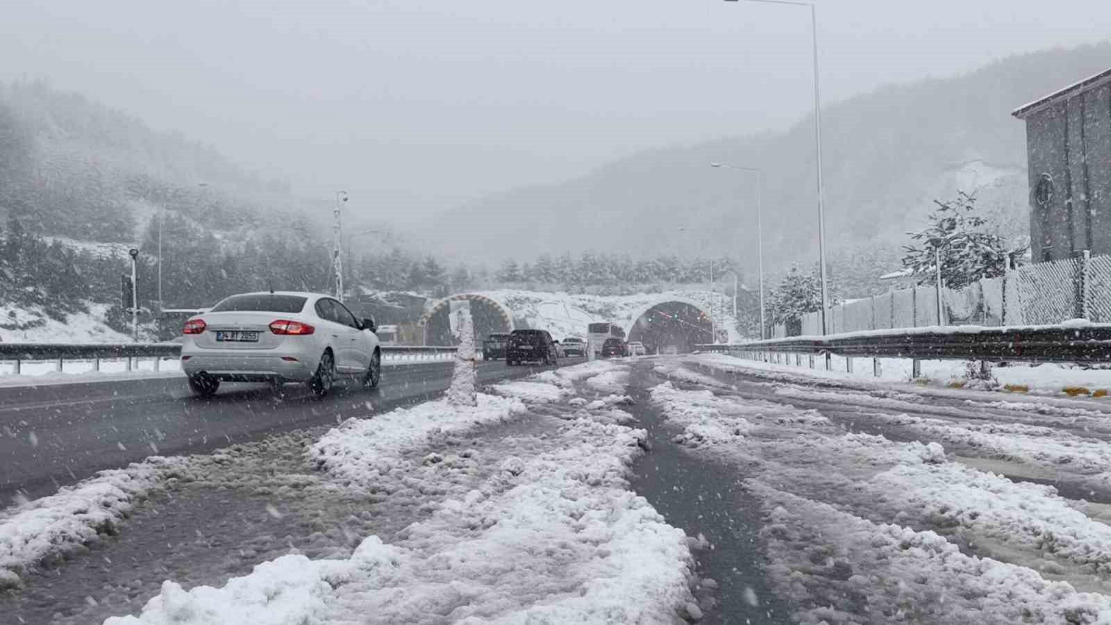 TEM Otoyolu Bolu geçişinde kar yağışı etkisini sürdürüyor