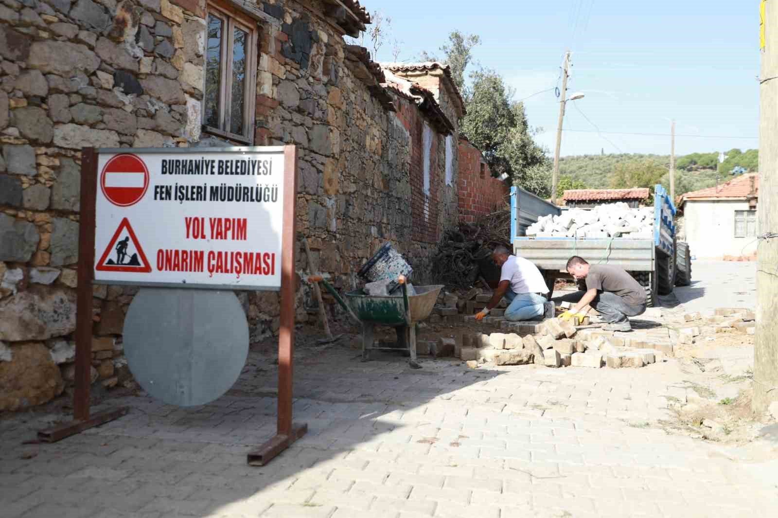 Yol yapım seferberliği Burhaniye’de devam ediyor