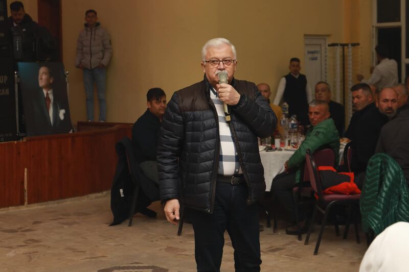25’incisi düzenlenecek olan Pelitköy Deve Güreşleri öncesi deveciler yemekte bir