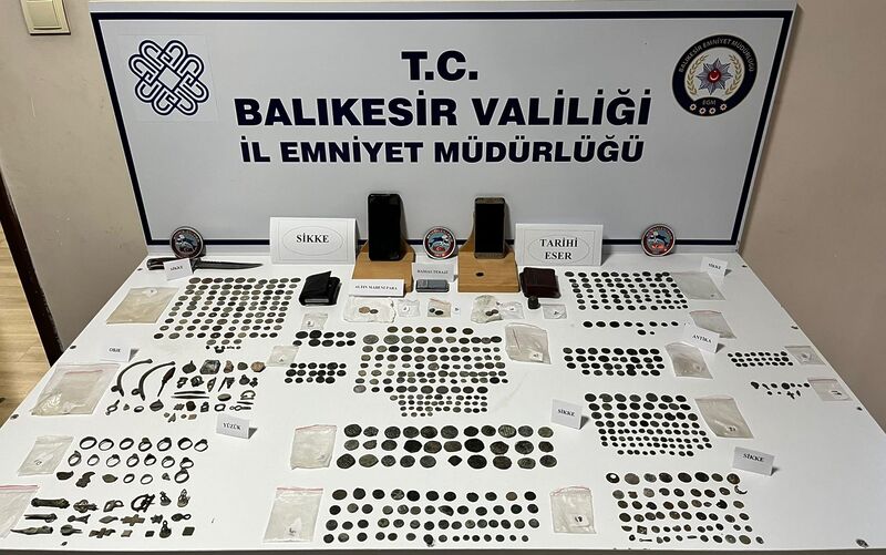 Burhaniye’de emniyet ekiplerinin şüphelenerek durdurdukları aracın içinde yüklü miktarda tarihi