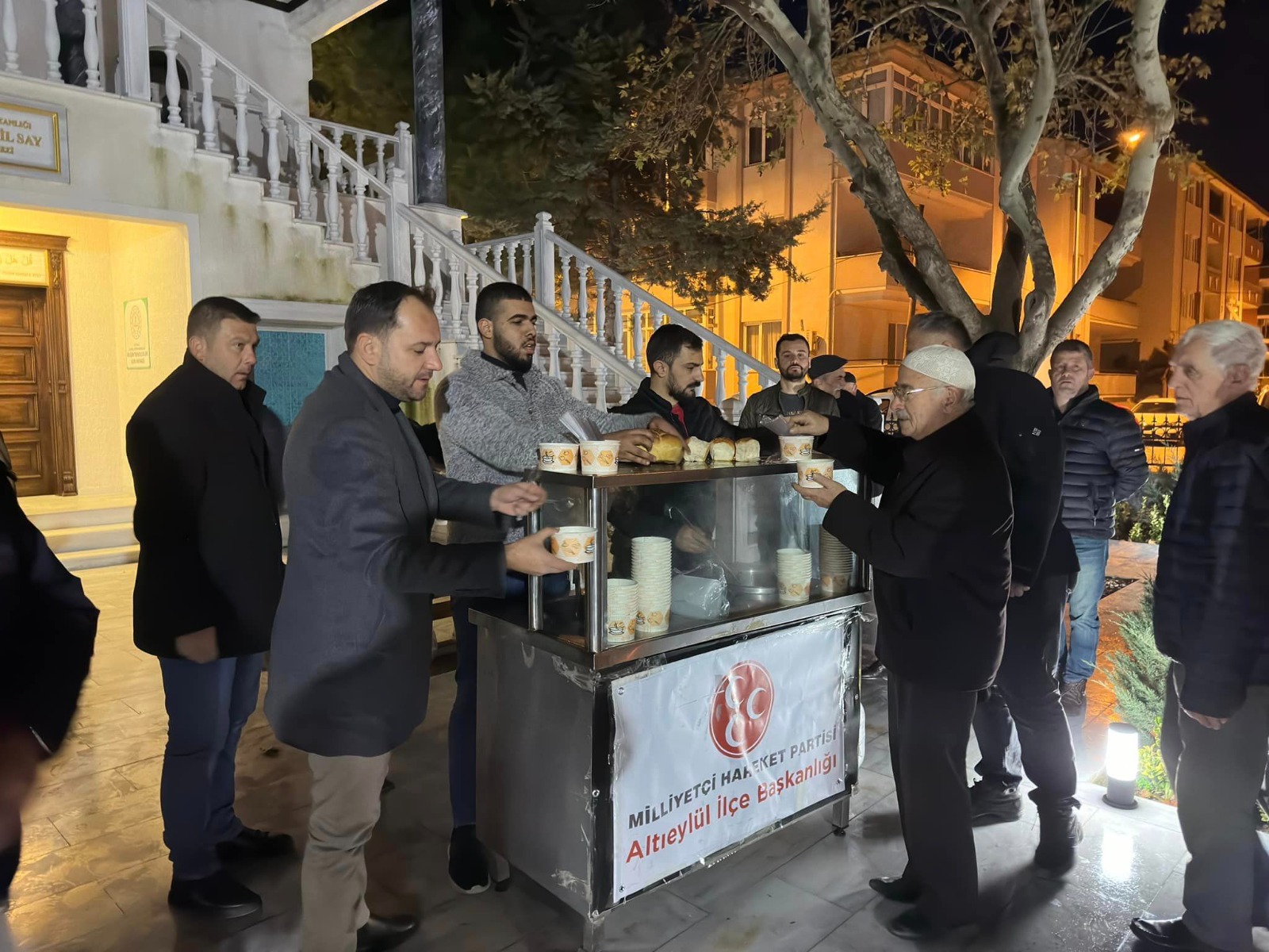 MHP’DEN NAMAZ SONRASI ÇORBA İKRAMI