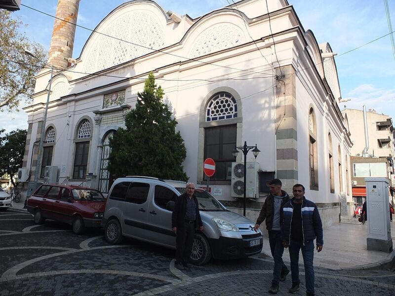 TARİHİ CAMİYE YENİ HALILAR SERİLDİ