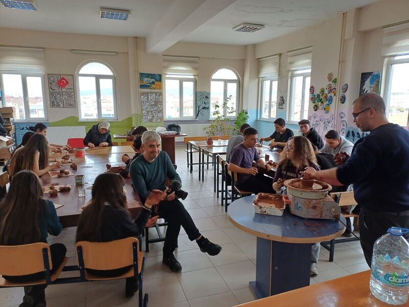 Bandırma Mesleki ve Teknik Anadolu Lisesi’nde açılan sanat atölyesi öğrencilerden