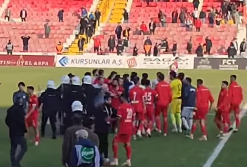 BALIKESİRSPOR FUTBOLCUSU VE YÖNETİCİSİ PFDK’YA SEVK EDİLDİ