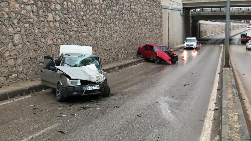 Elazığ’da iki otomobilin kafa