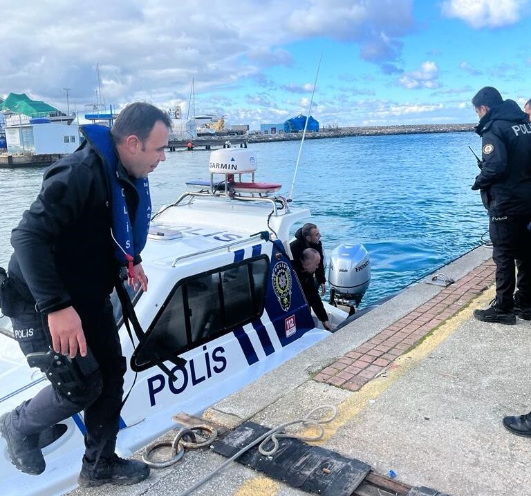 YALOVA’DA FERİBOTTAN ATLAYAN VATANDAŞI DENİZ POLİSİ KURTARDI