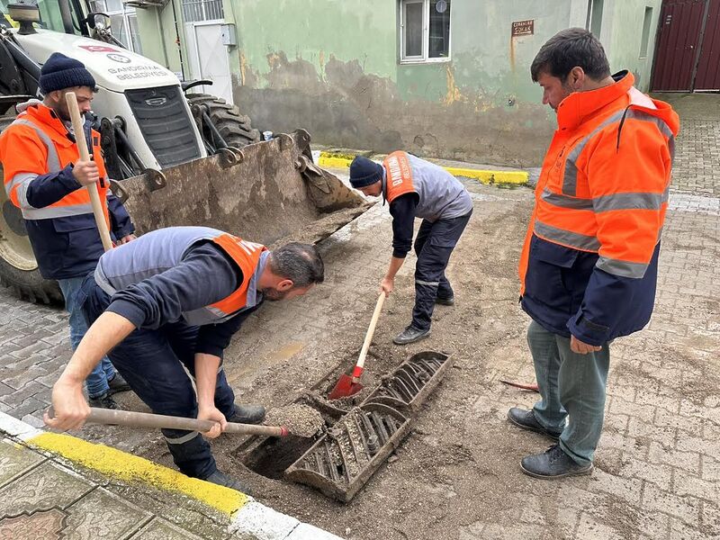 BANDIRMA’DA YAĞIŞ SONRASI YARALAR SARILIYOR