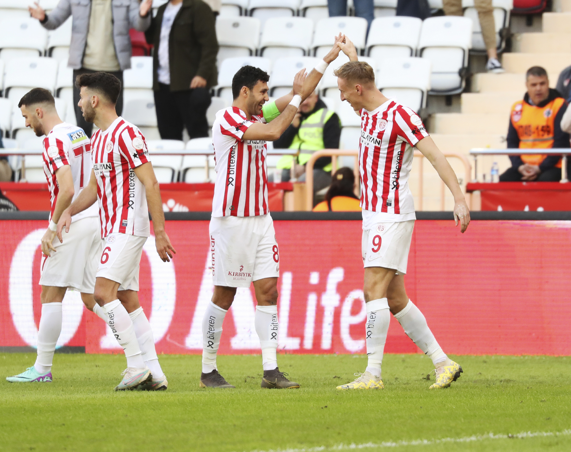 ANTALYASPOR GALİBİYETE SEVİNDİ