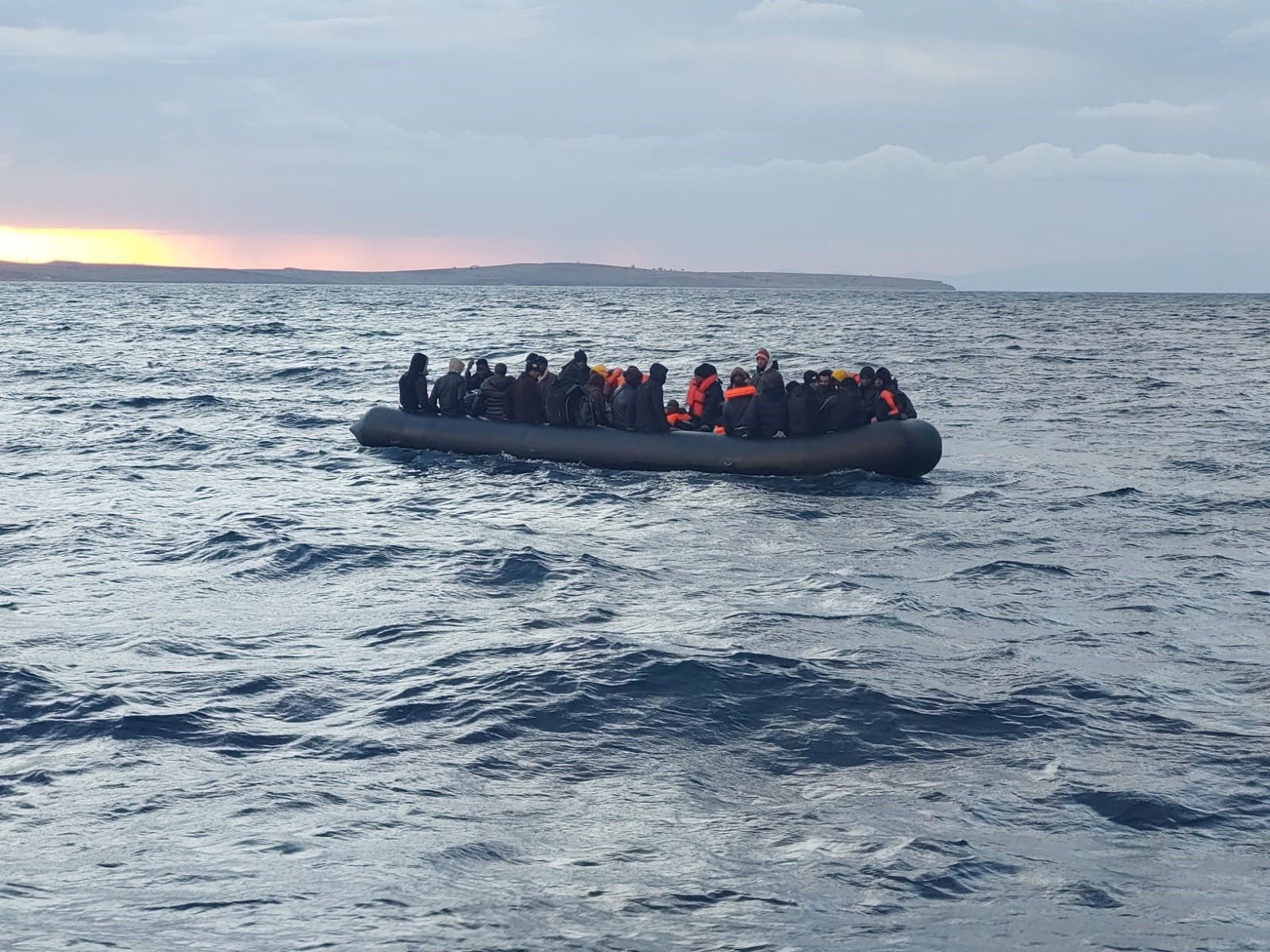 AYVALIK’TA 47 DÜZENSİZ GÖÇMEN YAKALANDI