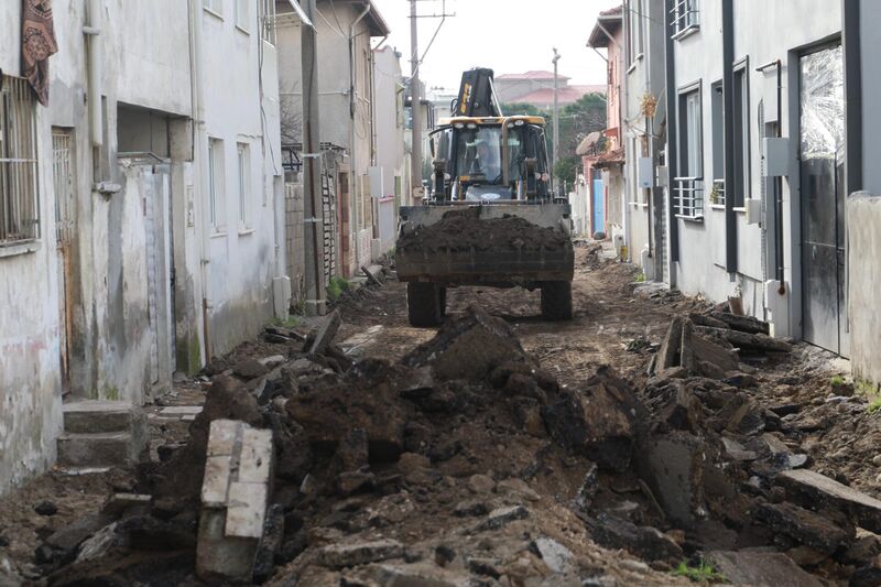 BURHANİYE’DE YOLLAR YENİLENİYOR