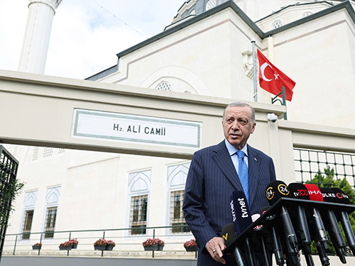 CUMHURBAŞKANI ERDOĞAN CUMA NAMAZI ÇIKIŞINDA GAZETECİLERİN SORULARINI YANITLADI