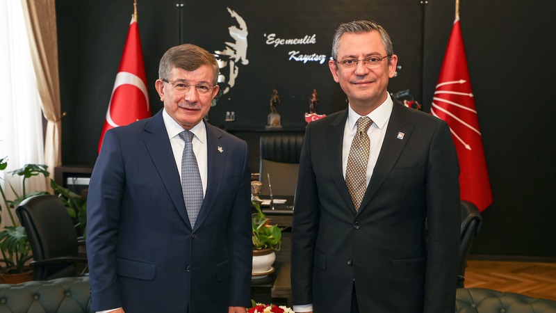 ÖZEL, DAVUTOĞLU’NU AĞIRLADI