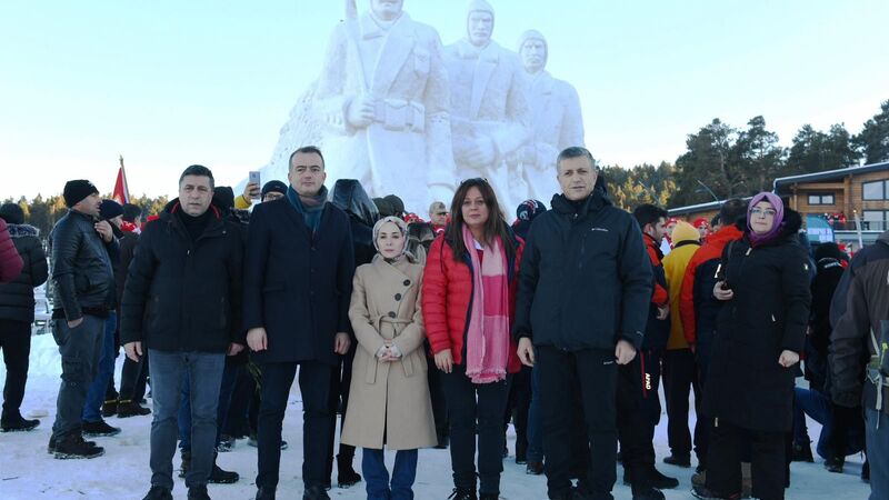 SEVGİ KILIÇ’TAN SARIKAMIŞ’TA ANLAMLI MESAJ : “BASTIĞIMIZ BU TOPRAKLAR ŞEHİTLERİMİZİN EMANETİ”