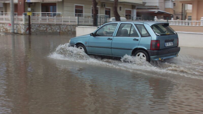 SEL SULARI PLAJLARI ETKİLEDİ