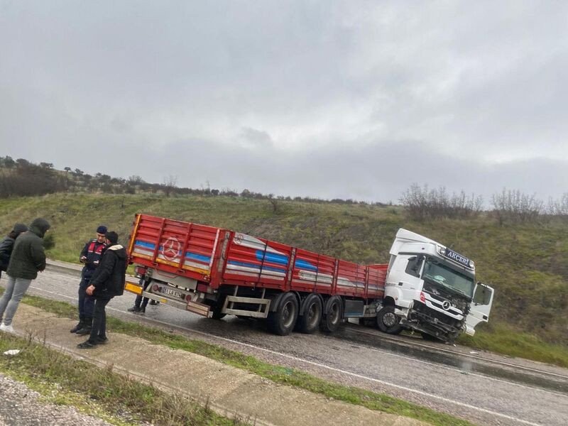 SEYİR HALİNDEKİ TIR YOLDAN ÇIKTI!