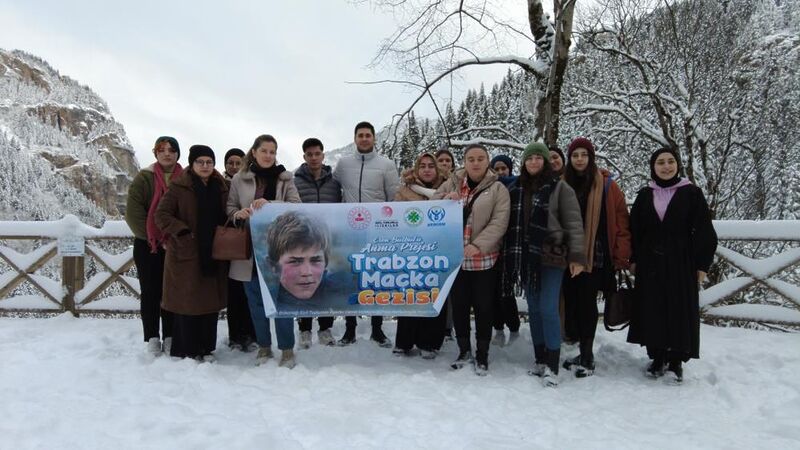 ÖĞRENCİLER ŞEHİT EREN BÜLBÜL’Ü MEZARI BAŞINDA ANDI