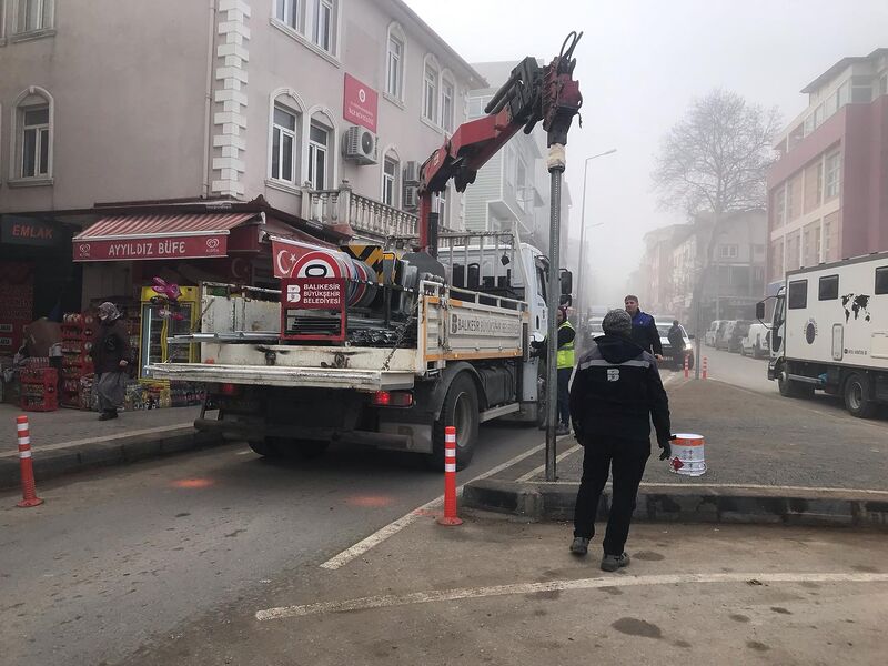 İVRİNDİ’YE YENİ TRAFİK İKAZ TABELALARI