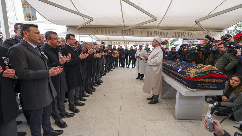 ÖZGÜR ÖZEL AYSEL ÖYMEN’İN CENAZE TÖRENİNE KATILDI