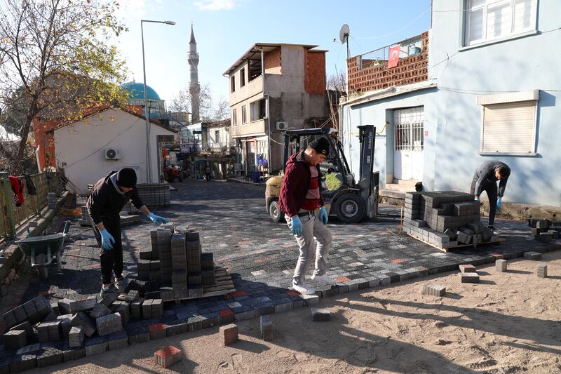 EDREMİT BELEDİYESİ AVCILAR MEYDANINI DÜZENLİYOR