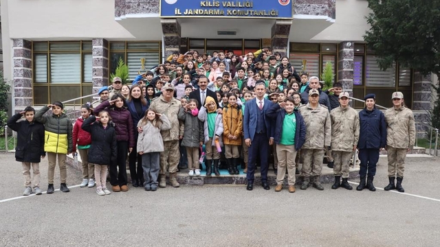 Kilis'te öğrenciler, "Öğrenciler Jandarmanın