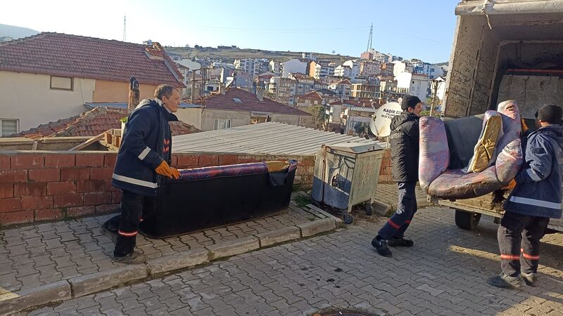 KARESİ’DE KÖŞE BUCAK TEMİZLİK SÜRÜYOR