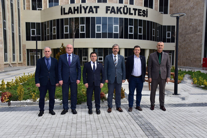 REKTÖR OĞURLU’DAN İLAHİYAT FAKÜLTESİNE ZİYARET