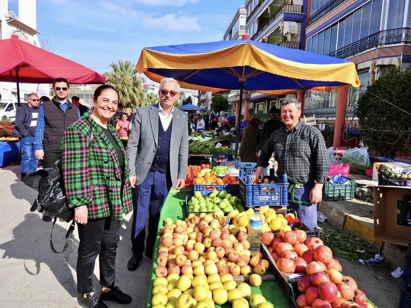 BAŞKAN KARIŞIK’A SEMT PAZARINDA YOĞUN İLGİ