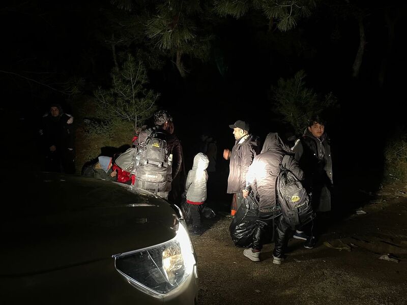 15 DÜZENSİZ GÖÇMEN YAKALANDI