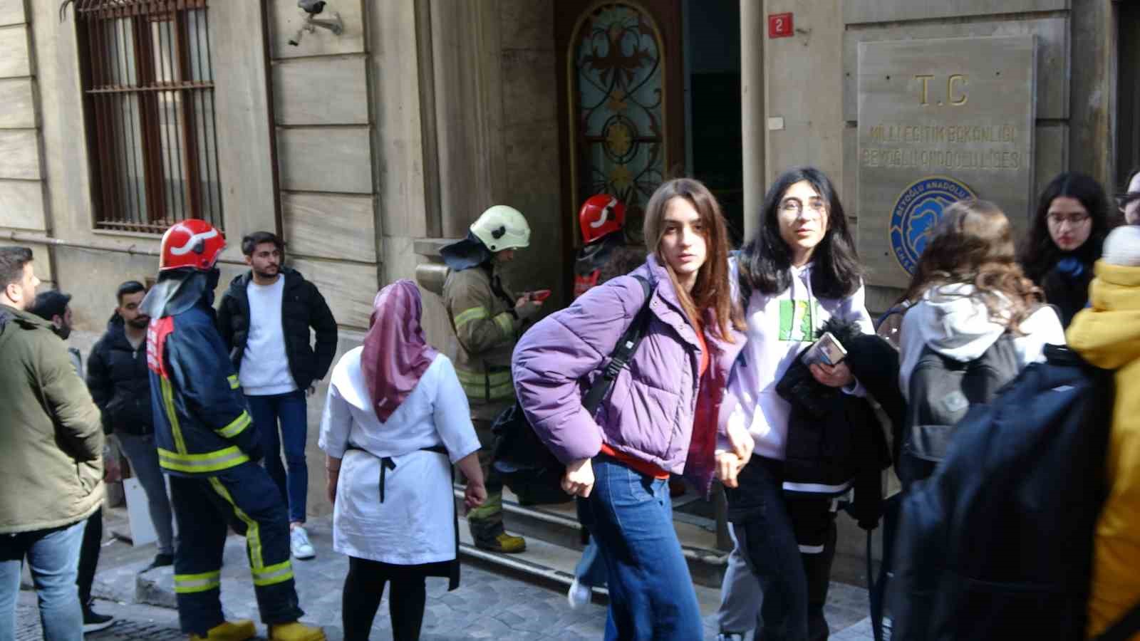 Beyoğlu Anadolu Lisesi’nde yangın paniği