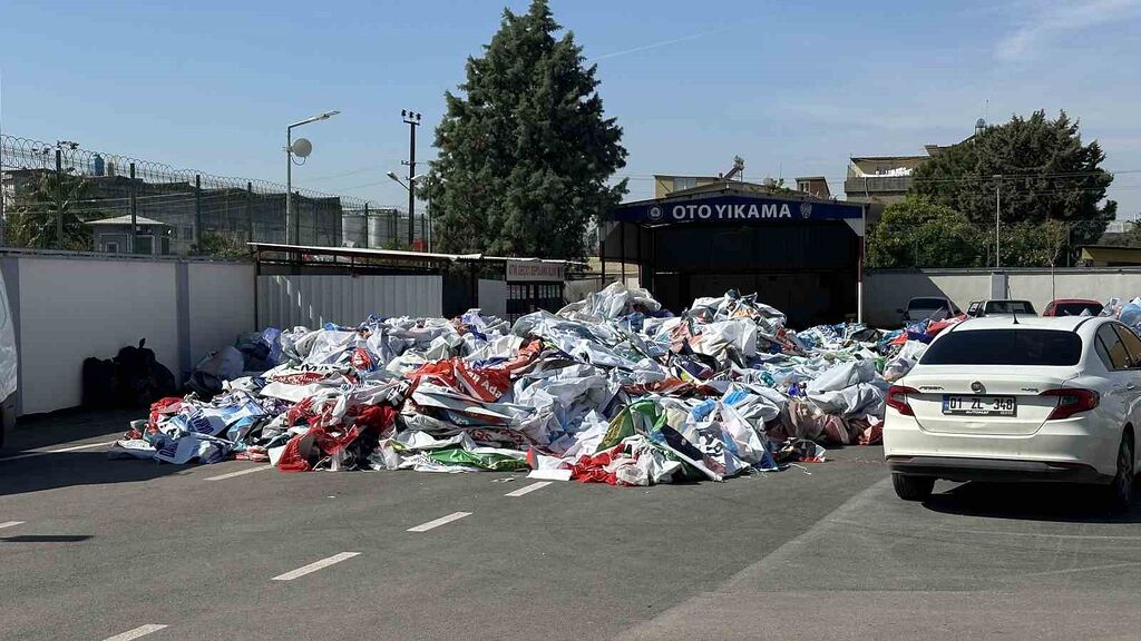 Adana’da ’siyasi parti afişi’ kirliliğine Seçim Kurulu son verdi