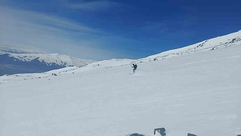 Ağrı Dağının zirvesine çıkan Alman dağcılar 4200 metrede kayak yaptılar