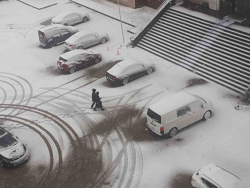 Ağrı’da Mart sonunda kar yağışı